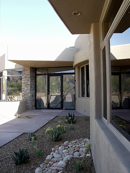 A good view of the front door and all its detail\n(April 2005)